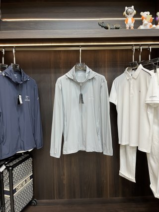 Hoodies & Sweatshirts