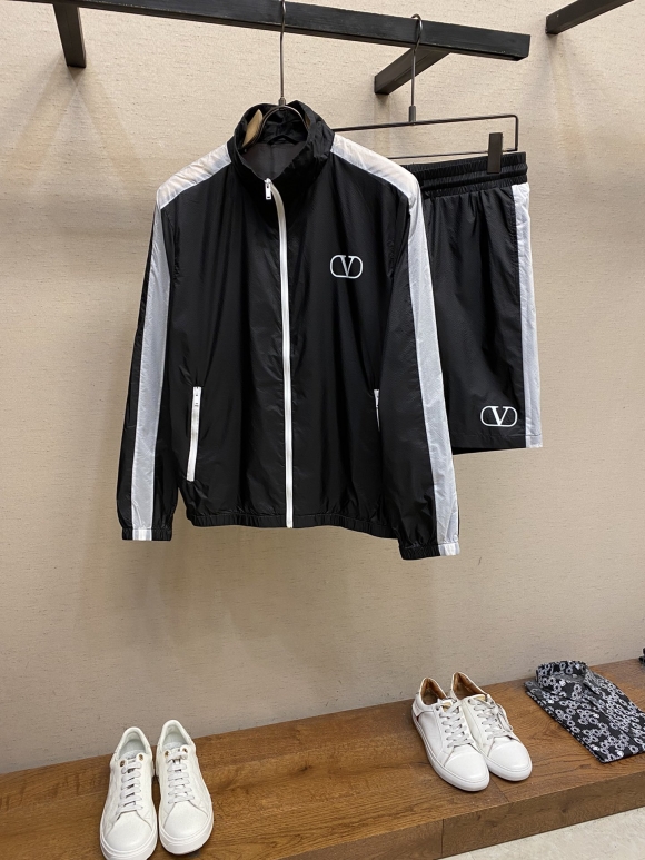 Hoodies & Sweatshirts