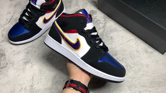 AirJordan1MidSHOES