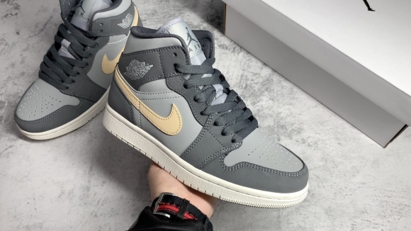 AirJordan1MidSHOES