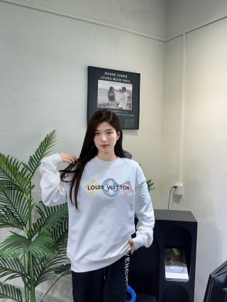 Hoodies & Sweatshirts