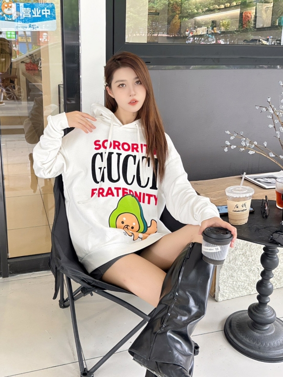 Hoodies & Sweatshirts