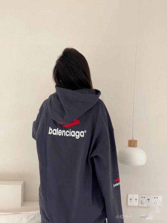 Hoodies & Sweatshirts