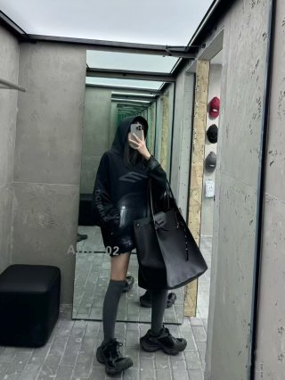 Hoodies & Sweatshirts