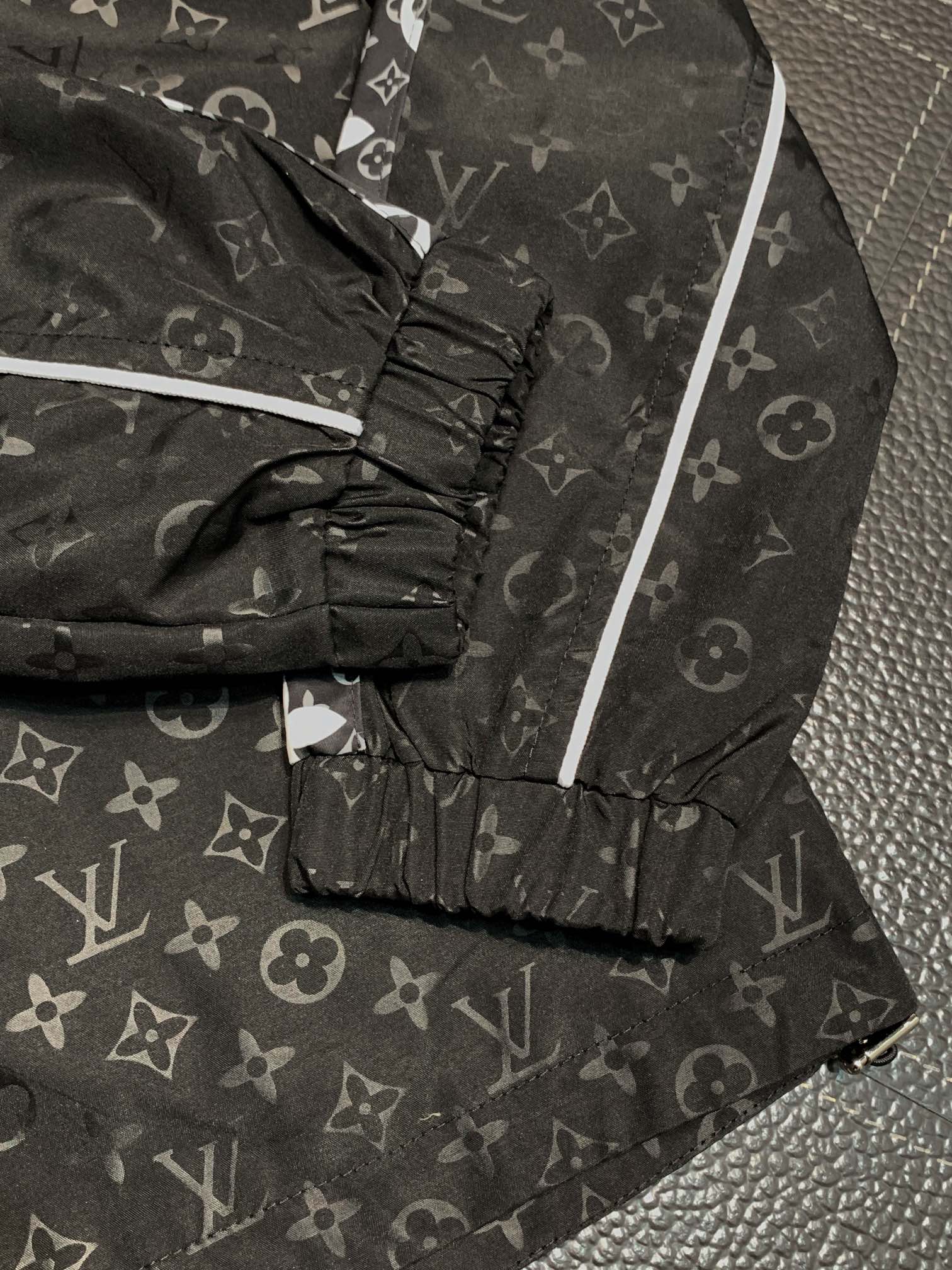 Hoodies & Sweatshirts