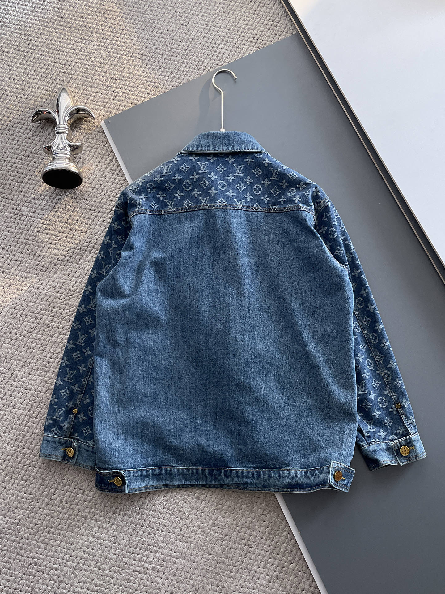 Hoodies & Sweatshirts