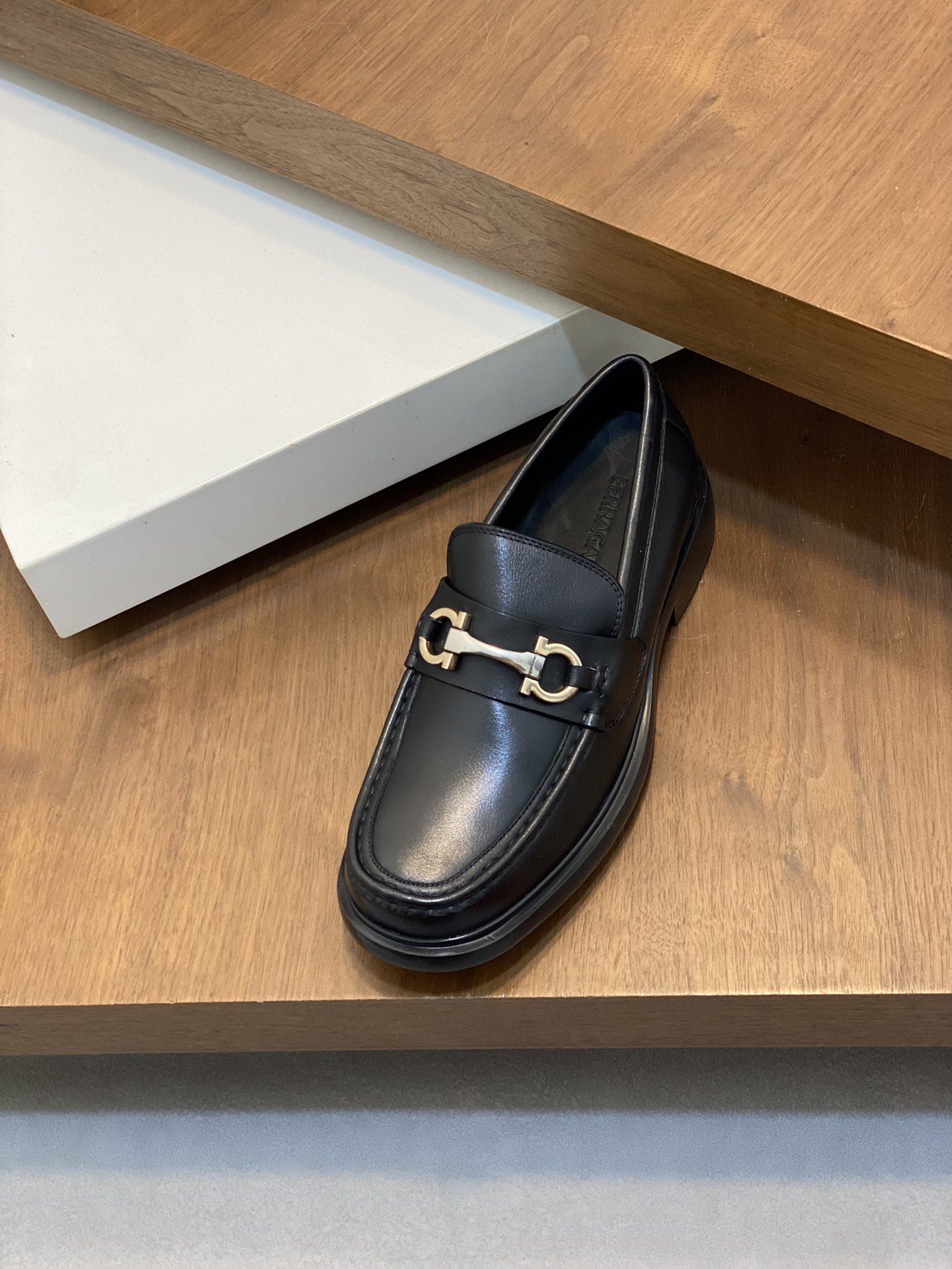 FerragamoSHOES