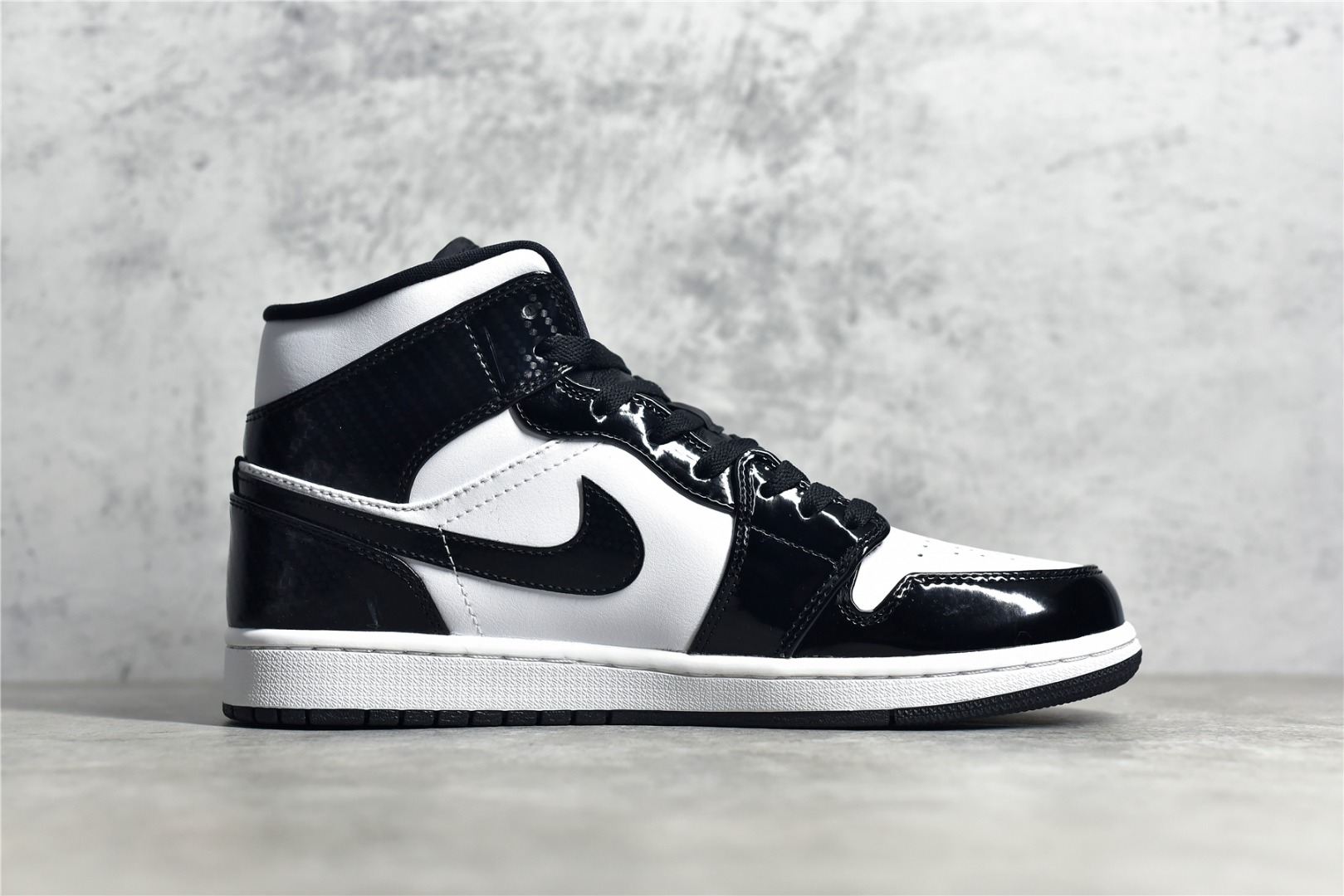 AirJordan1MidSHOES
